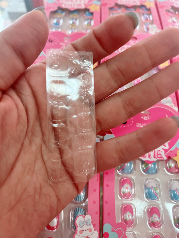 چسب ناخن به گانه